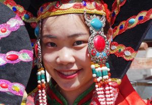 Fille, sourire, habit traditionnell, Kharakhorin, Mongolie