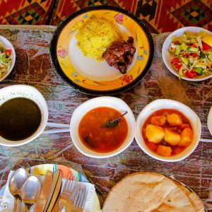 repas traditionnel, molokheya, shorba, viande, riz, pain, pomes de terre, salade, mountain camp, siwa, Egypte (1 sur 1)
